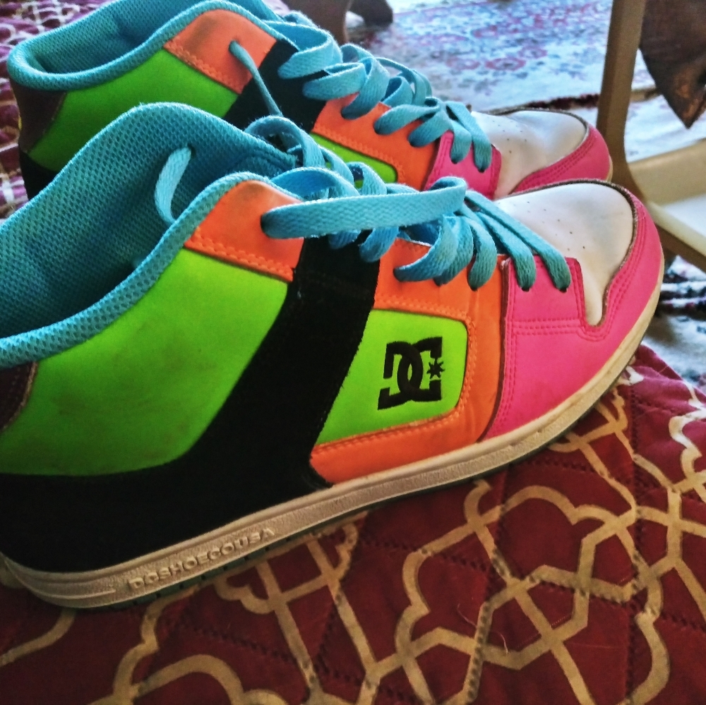 Women's D.C. Mentaka Style skater 9.5 shoes! RARE!